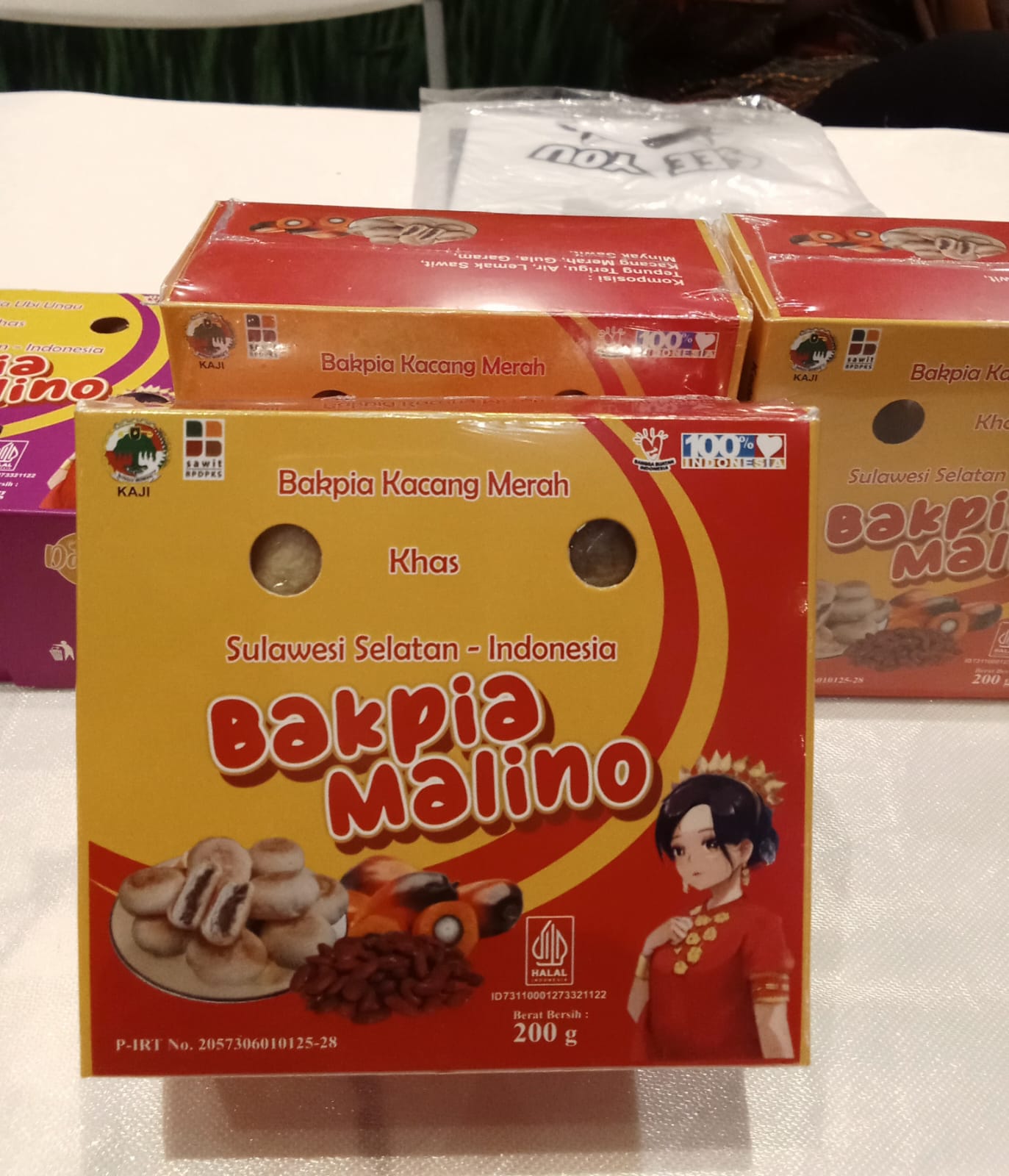 Display produk Bakpia Malino varian kacang untuk oleh-oleh